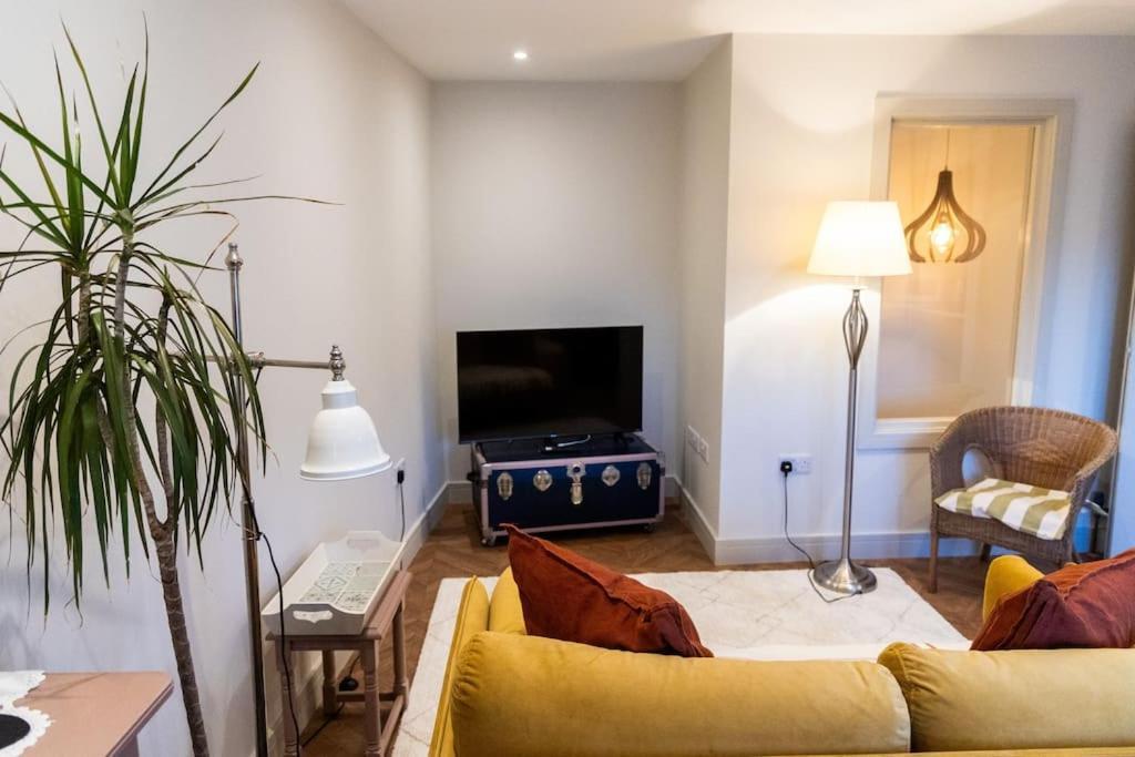 Amarelo Apartment, Central Charlbury, 1 Super King Bed Exterior foto
