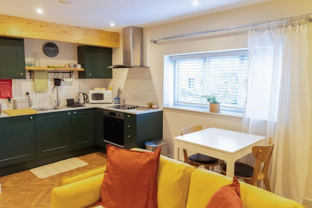 Amarelo Apartment, Central Charlbury, 1 Super King Bed Exterior foto